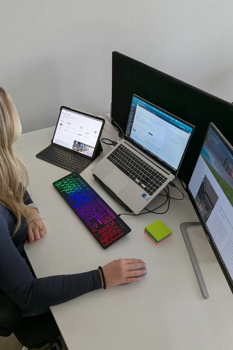 Sanne Verschoor aan het werk bij OnlineLabs in Amsterdam